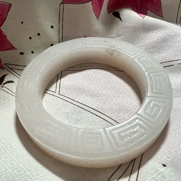 White jade Patterned Bangle - Picture 1 of 6